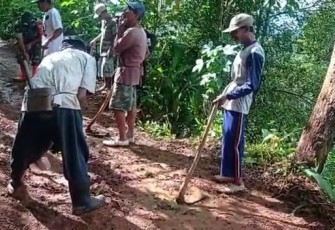 Babinsa Koramil 0801/01 Pacitan Bersama Masyarakat Bersihkan Jalan Desa