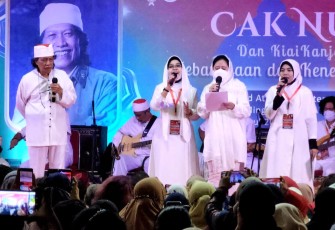 Sinau Bareng Cak Nun Berlangsung Meriah, Lagu Nasional dan Daerah Dilantunkan