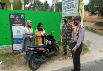 Babinsa dan Bhabinkamtibmas Gelar Razia Masker di Jalan Raya