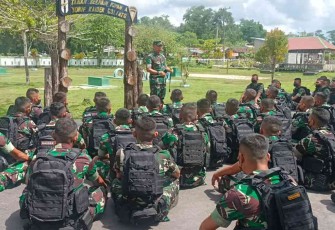 Prajurit Kompi Senapa A Yon Raider 631/Atg Terima Pengarahan Dandim 1015/Sampit