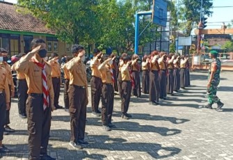 Tumbuhkan Jiwa Disiplin, Anggota Koramil Karangjati Latih PBB Siswa SMP