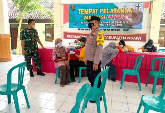 Genjot Vaksinasi Booster, Babinsa Geneng Lakukan Vaksin Keliling