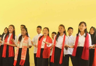 Anna (kedua dari kanan) Saat Menjadi Bagian dari Tim Paduan Suara Memperingati HUT SMAN 1 Sorong, 2018.