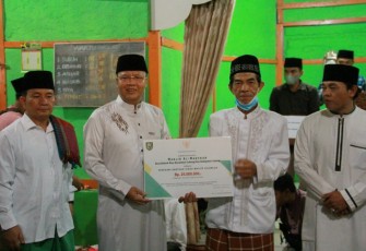 Gubernur Rohidin, saat menyerahkan bantuan