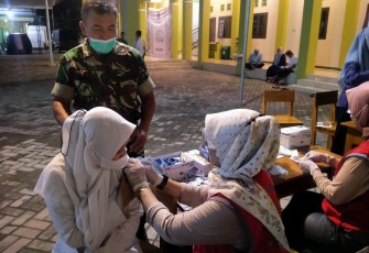 Kodim Tulungagung Gelar Vaksinasi Mobile Usai Tarawih, 254 Santri Ponpes Al Manan Tervaksin