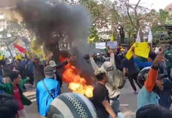 Demo Mahasiswa di depan gedung DPRD Tulungagung