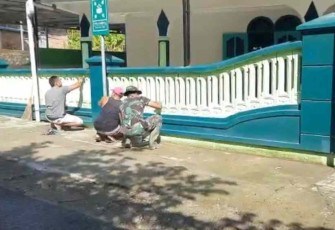 Peduli Rumah Ibadah, Babinsa Pacitan Lakukan Pengecatan Pagar Masjid.