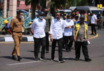 Menteri Basuki Dampingi Presiden Jokowi Tinjau Program Padat Karya Tunai Bidang Jalan dan Jembatan