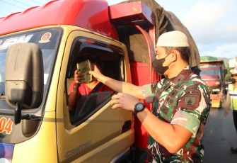 Dandim Bersama Kapolres Trenggalek Bagikan Takjil Ke Pengguna Jalan