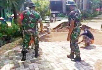 Bersama Warga Binaan, Sertu Darmono Gotong-royong Pasang Paving
