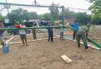 Wujud Kebersamaan, Babinsa Koramil 0805/11 Widodaren Karya Bakti Mendirikan Mushola