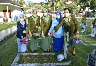 Jelang HUT Ke-58 Dharma Pertiwi, Ketum Dharma Pertiwi Cabang Sibolga Daerah A Ziarah Ke TMP Sibolga 