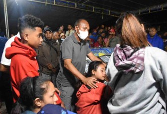 Pangdam XVIII/Kasuari saat Melayat Ke Rumah Duka 18 Korban Meninggal Kecelakaan di Pegunungan Arfak Papua Barat
