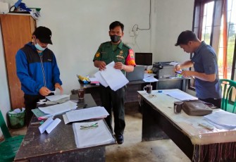 Babinsa Koramil 01/Sbl Bantu Pendataan Warga Calon Penerima Bantuan Tunai Pangan 