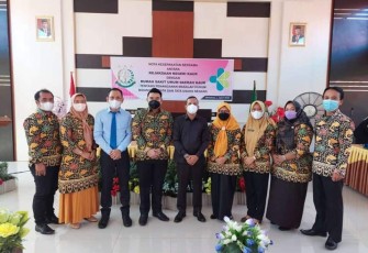 Foto bersama Kajari Kaur dan pihak RSUD