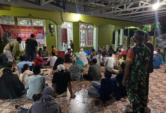 Babinsa Penajam Kawal Vaksinasi Malam Hari Usai Sholat Tarawih