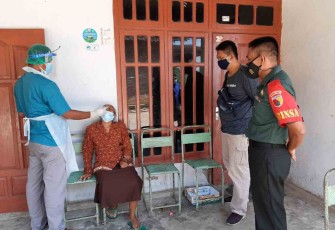 Cegah Meluas, Serma Yani Dampingi Tim Nakes Tracing Swab Warga Kontak Erat Covid 19
