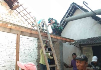 Babinsa Babadan Gotong Royong Bangun Kembali Rumah Warga yang Roboh
