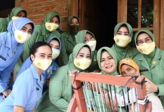 Kunjungi Kampung Tunagrahita, Ketua Persit Koorcab Rem 081 Diberi Pelukan oleh Mesinah