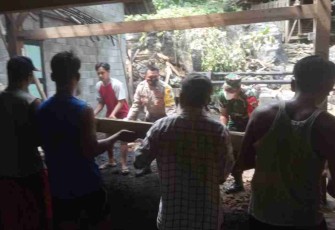 Pasca Kebakaran, Babinsa Tulakan Bantu Warga Bersihkan Puing 