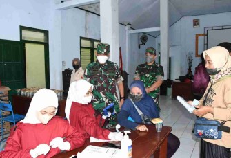 Danrem 081/DSJ Tinjau Serbuan Vaksinasi Covid-19 dan Pembagian BTPKLWN Kodim Ponorogo 