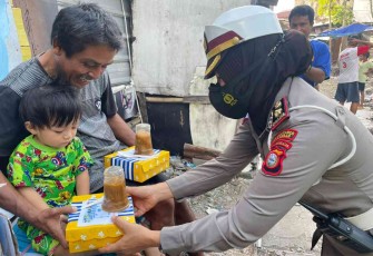 Jelang Matahari Terbenam, Satlantas Polrestabes Makassar Berpatroli dan Bagikan Takjil