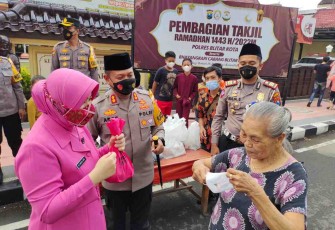 Gebyar Ramadan, Polres Blitar Kota Bagi Takjil dan Masker Gratis