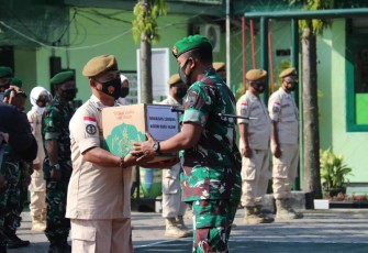 Dandim Ngawi Bagikan Bingkisan Lebaran Kepada Anggota Secara Simbolis