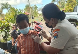 Pelajar SD dan Mahasiswa Mendapat Suntikan Vaksin Covid-19 dari Dinkes Koarmada III