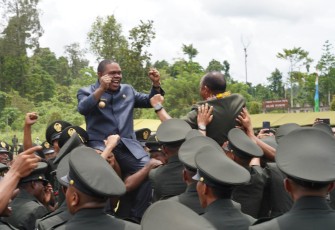 Bupati Manokwari, Hermus Indou saat menyampaikan pesan kepada 169 orang prajurit di lapangan upacara Rindam XVIII/Kasuari, Momiwaren, Manokwari Selatan, Papua Barat, Kamis (14/4/2022).