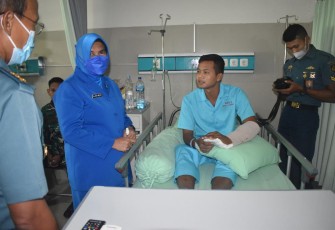 Ketua Korcab Pasmar 3 Dampingi Ketua PG Jalasenastri Kormar Jenguk Korban Tembak KKB Papua 