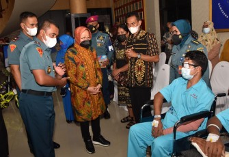 Danpasmar 3 Dampingi Dankormar Dalam Kunjungan Mensos RI di Mako Brigif 2 Mar Surabaya