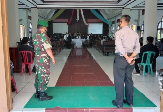 Sinergitas TNI-Polri, Babinsa Sepaku Bersama Bhabinkamtibmas Amankan Ibadah Kenaikan Isa Almasih