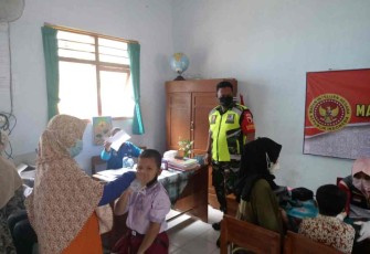 Babinsa Tugu Dampingi Vaksinasi Pelajar SDN 1 Duren