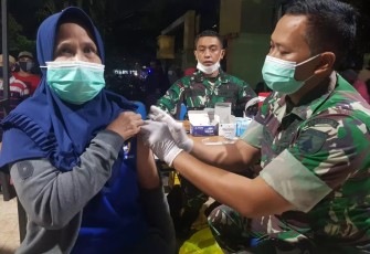 Jelang Lebaran, Denkesyah Madiun Lakukan Vaksinasi Hingga Malam Hari
