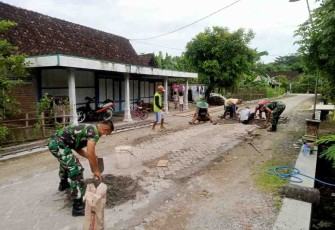 Babinsa Karangjati Bersama Warga Benahi Akses Jalan