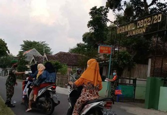 Babinsa Kodim Ponorogo Berbagi Takjil