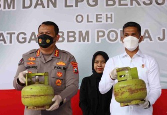 Konferensi Pers Polda Jatim, Selasa (19/04/2022).