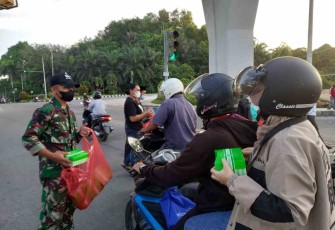 Berbagi Takjil Kepada Warga Melintas