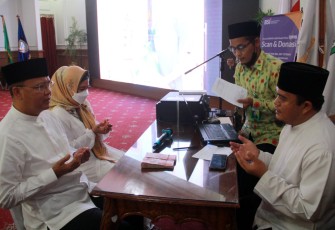 Gubernur Rohidin menyerahkan langsung Zakat Penghasilan sebesar 20 juta rupiah kepada Baznas