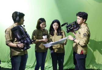 Ilustrasi: Kegiatan Praktikum Mahasiswa Program Studi Komunikasi di Laboratorium Studio TV Universitas Pertamina.
