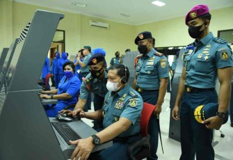 Kasal ketika mencoba simulator STC di Kolat Koarmada II Surabaya