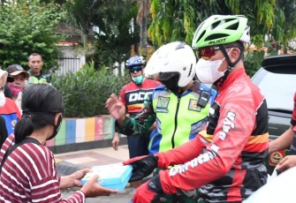 Tim Gowes Ojo Kendor Bagi-Bagi Takjil