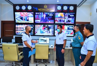 Wakasal tinjau studio radio  JJM TNI AL