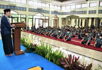 Ustadz Hilman Fauzi memberikan tausiah Nuzullul Qur'an di Masjid Al Arif Mabesal  