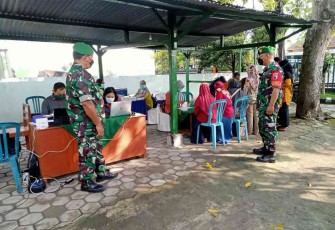 Babinsa Koramil 05/Karangjati mendampingi kegiatan vaksinasi. Kamis (21/4)