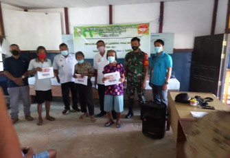 Babinsa Koramil 12/Parindu bersama masyarakat penerima BLT-DD. Kamis (21/4) 