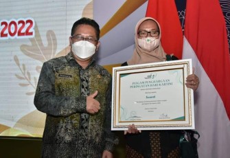 Penjabat Sekdakab Trenggalek Andriyanto, saat mendampingi Susanti, menerima penghargaan Puncak Hari Kartini, di Gedung Negara Grahadi Surabaya, Kamis (21/4/2022).
