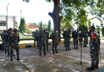 Dandim Merauke saat berikan pengarahan satgas TMMD ke 113, Kamis (21/4/22)