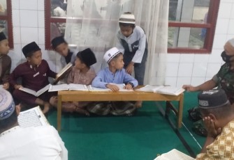 Serda Ma Sinaga tadarus Al-Qur'an Bersama warga di Masjid Jami Bintang, Kamis (21/4/22)